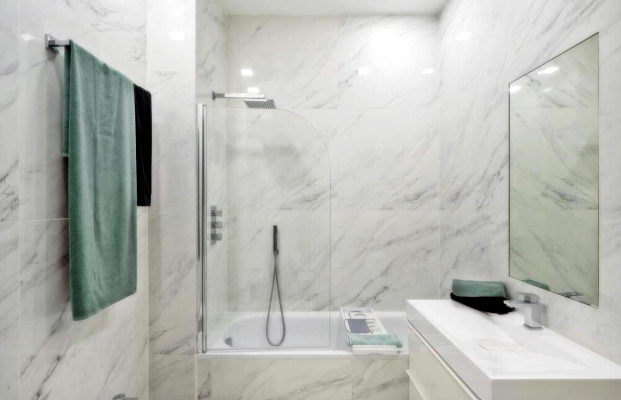 Lovely Four Bedroom Parking Available Appartamento *